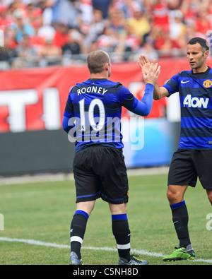 Il Manchester United mid-fielder, Ryan vedi figg. *** (R), si congratula con il riscontro, Wayne Rooney (10) sul suo obiettivo vs. Chicago Fire. Foto Stock