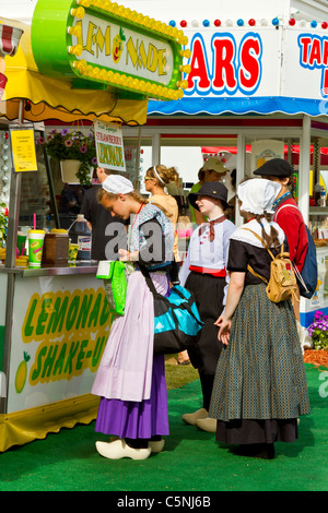 Popolo olandese in abiti etnici in Olanda, Michigan, Stati Uniti d'America. Foto Stock