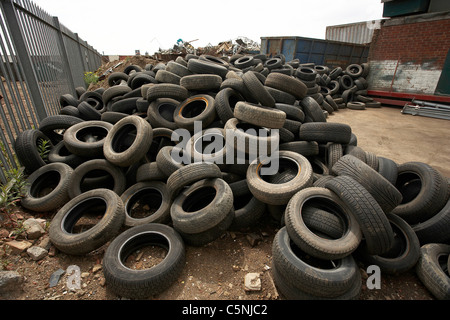 Pneumatici vecchi pronto per il riciclaggio in un scrapyard, Regno Unito Foto Stock