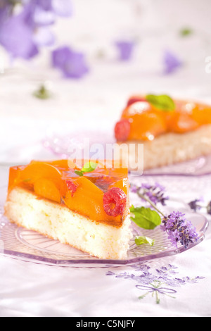 Peach la torta con la gelatina e lamponi Foto Stock