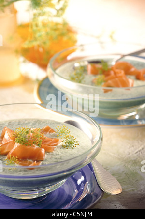 Fredda zuppa di cetriolo con salmone Foto Stock