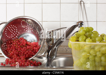 Frutta fresca e bacche di essere lavato in una succhieruola Foto Stock