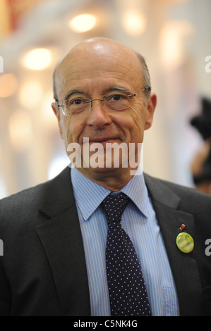 Alain Juppé, ministro degli Affari Esteri e il Sindaco di Bordeaux e a Vinexpo 2011. Bordeaux, Francia. Foto Stock