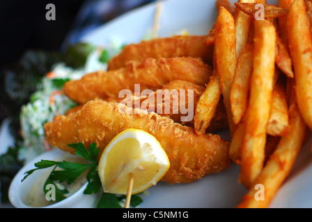 Pesce e patatine su una piastra. Foto Stock