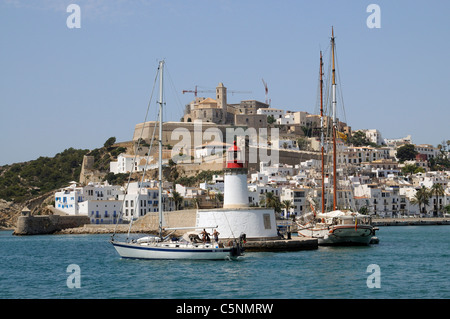 Ingresso del porto a Ibiza Ibiza un isola spagnola nel mare mediterraneo dominato dal vecchio town & Cathedral Foto Stock