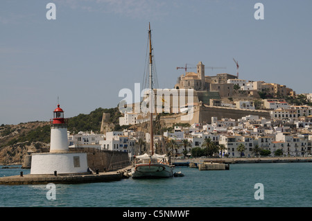 Ingresso del porto a Ibiza Ibiza un isola spagnola nel mare mediterraneo dominato dal vecchio town & Cathedral Foto Stock