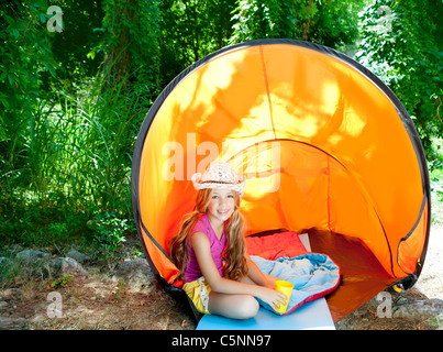 Camping Bambini ragazza con il cappello in foresta tenda outdoor potabile vetro giallo Foto Stock