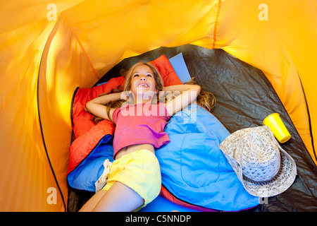 Bambini ragazza distesa sulla tenda da campeggio pavimento in vacanza vacanze estive Foto Stock