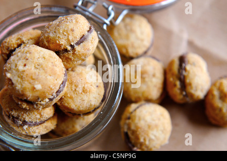 Riempite la nocciola cookies (Baci) Foto Stock