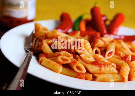 La pasta con la salsa di pomodoro caldissima (Penne arrabiata) Foto Stock