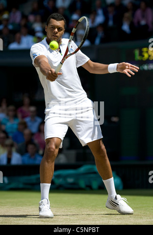 Jo-Wilfried Tsonga (FRA) in azione durante il torneo di Wimbledon Tennis Championships 2011 Foto Stock