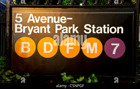 Bryant Park, la Fifth Avenue, Manhattan, New York City, alla metropolitana Stazione della Metropolitana Foto Stock