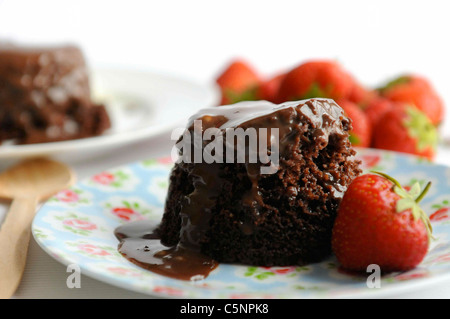 Cioccolato budino di spugna con fragole fresche Foto Stock