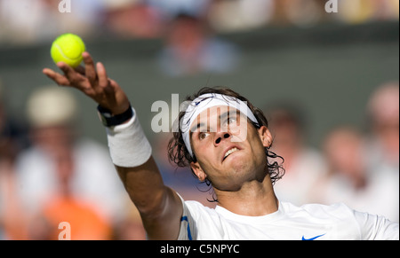 Rafael Nadal (ESP) in azione durante il torneo di Wimbledon Tennis Championships 2011 Foto Stock