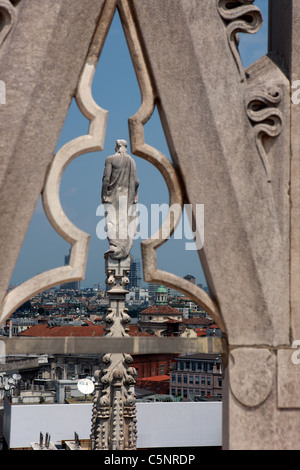 Statua del Duomo di Milano guardando sopra la città e presi dalla terrazza sul tetto Foto Stock