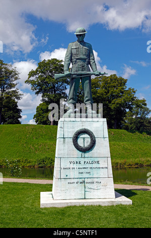 Statua del soldato presso la Cittadella Kastellet vicino la resistenza muesum di Copenaghen., eretto per commemorare i nostri caduti in WW2 Foto Stock