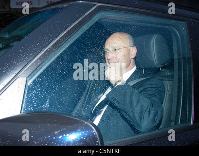 Sir Paul Stephenson ex Metropolitan Police Commissario lasciando New Scotland Yard dopo aver rinunziato. Foto Stock