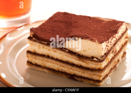 Porzione di self-made tiramisù dessert servito su una piastra Foto Stock