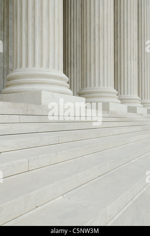 La fila di colonne classiche con gradini Foto Stock