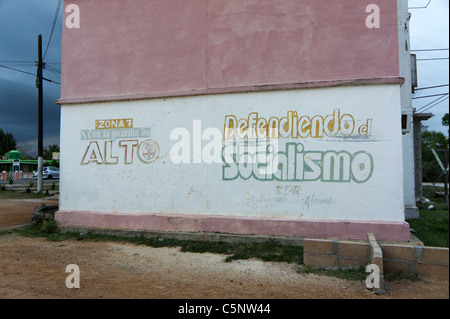 Edificio di appartamenti CDR (Comitati di Difesa della Rivoluzione) segno, Playa Giron, Cuba Foto Stock