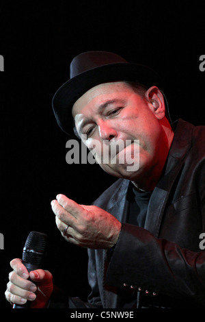 Ruben Blades, salsa leggendario cantante e cantautore da Panama a suonare in un concerto. Foto Stock