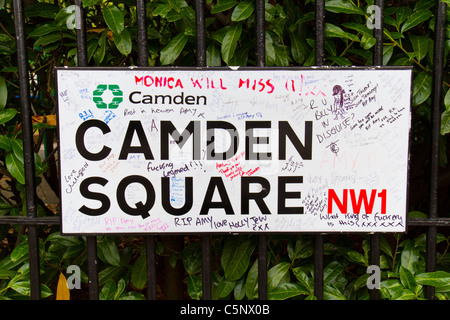 Segno di strada di Camden Square, London Con i messaggi scritti dai fan di Amy Winehouse dopo la sua morte. Foto Stock