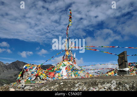 Preghiera tibetano bandiere in corrispondenza di un passo di montagna. Sichuan, in Cina. Foto Stock