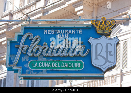 Cuba, La Habana. Segno di El Floridita, "culla del daiquiri", Bar reso famoso da Ernest Hemingway. Foto Stock