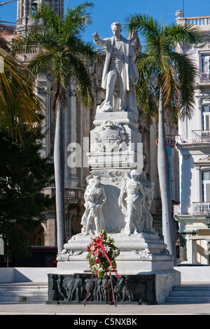 Cuba, La Habana. Statua di Jose Marti, eroe nazionale. Parque Central, Havana Centrale, scolpito da Jose Villalta Saavedra nel 1905. Foto Stock