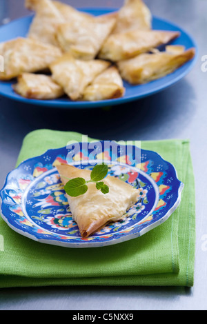 Croissant greca con feta, uova e prezzemolo in filo pasticceria Foto Stock