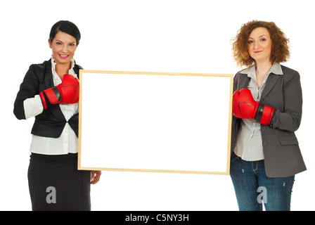 Due donne di business con i guantoni tenendo un'intestazione vuota tra loro isolati su sfondo bianco Foto Stock