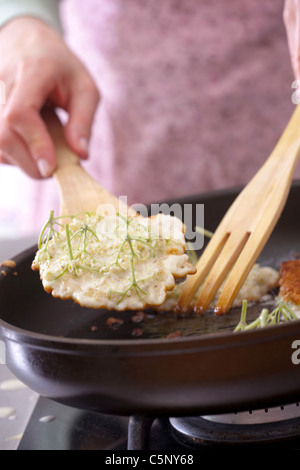 Frittelle di sambuco: la frittura un frittelle con fiori di sambuchi Foto Stock