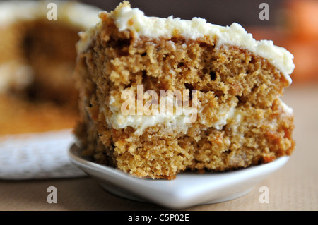 Un singolo pezzo di torta di carote su una piastra bianca Foto Stock