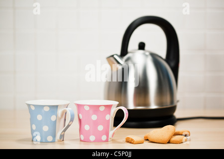 Il tè e i biscotti con bollitore Foto Stock