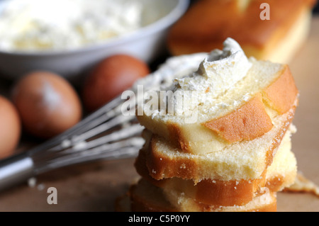 Torta Madeira con panna fresca sulla parte superiore Foto Stock