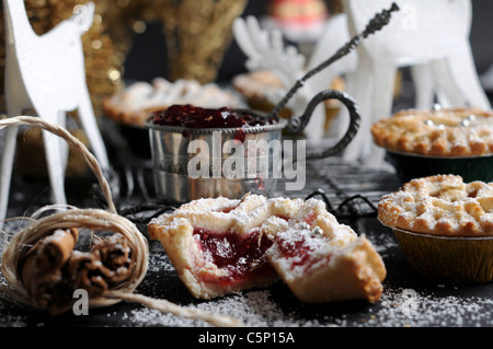 Piccola di pasta farcita con confettura di lamponi Foto Stock