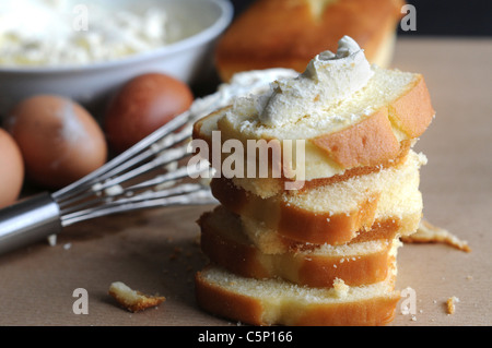 Madeira la torta con panna montata sulla parte superiore Foto Stock