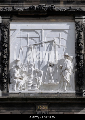 Gouda, Paesi Bassi. Il Waag (pesatura house - 1668) rilievo sulla facciata mostra il peso del formaggio Foto Stock