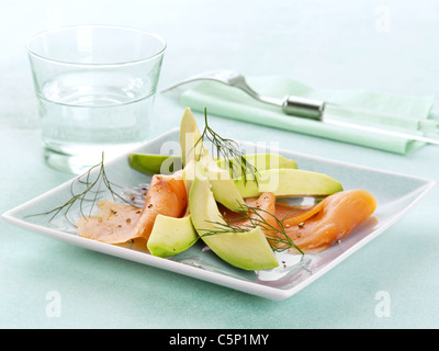Insalata di avocado con salmone affumicato Foto Stock