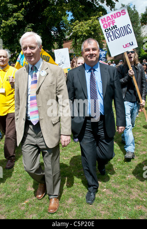 Brendan Barber, Segretario Generale del Regno Unito Trades Union Congress (TUC), passeggiate con i dimostranti Foto Stock