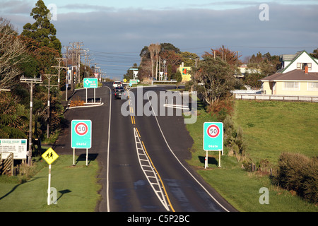 Il surf autostrada all'ingresso al villaggio Okato. Okato, New Plymouth, Taranaki, Isola del nord, Nuova Zelanda, Australasia Foto Stock