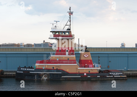 Rimorchiatore "Ruth M. Reinauer' ormeggiata nel bacino di Erie nel porto di New York. Foto Stock