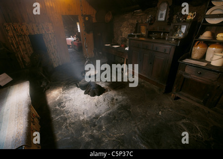 Il nero Arnol Casa museo interno, isola di Lewis, Ebridi Esterne, Scotland, Regno Unito Foto Stock