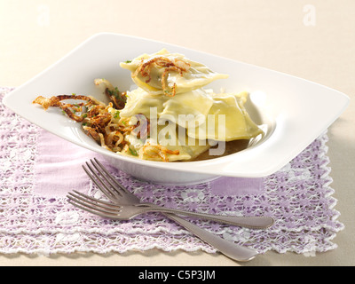 Swabian ravioli con spinaci e carne macinata ripieno Maultaschen Foto Stock