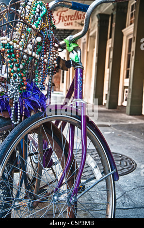 Noleggio decorate con Mardi Gras beads bloccato ad un post su un tipico quartiere francese street a New Orleans. Foto Stock