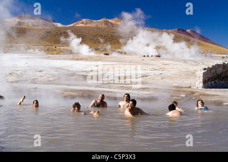 I turisti di balneazione in sorgenti calde di El Tatio Geyser Campo, Altiplano, il Deserto di Atacama, Cile, Sud America Foto Stock