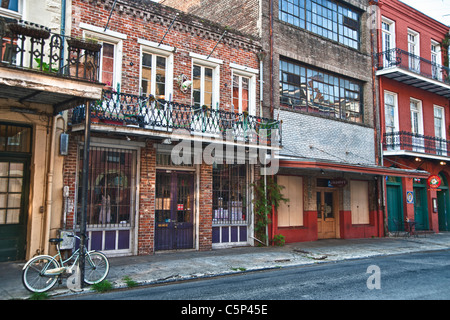 Tipica scena di strada nel Quartiere Francese di New Orleans. Foto Stock