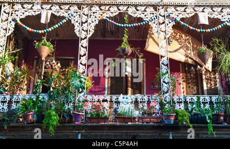 Balcone ornato nel Quartiere Francese di New Orleans Foto Stock