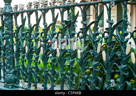 Recinzione in ferro gettato a somigliare a stocchi mais. Questo muro è una delle due famose cornstalk recinzioni in New Orleans. Il Cornstalk Hotel. Foto Stock