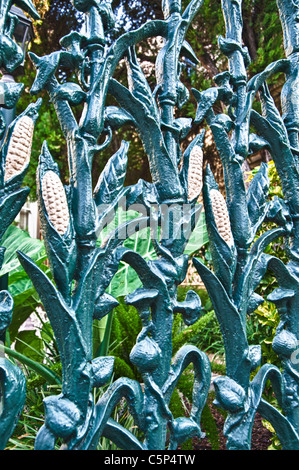 Recinzione in ferro gettato a somigliare a stocchi mais. Questo muro è una delle due famose cornstalk recinzioni in New Orleans. Il Cornstalk Hotel. Foto Stock